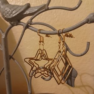 2 pairs of dangle earrings